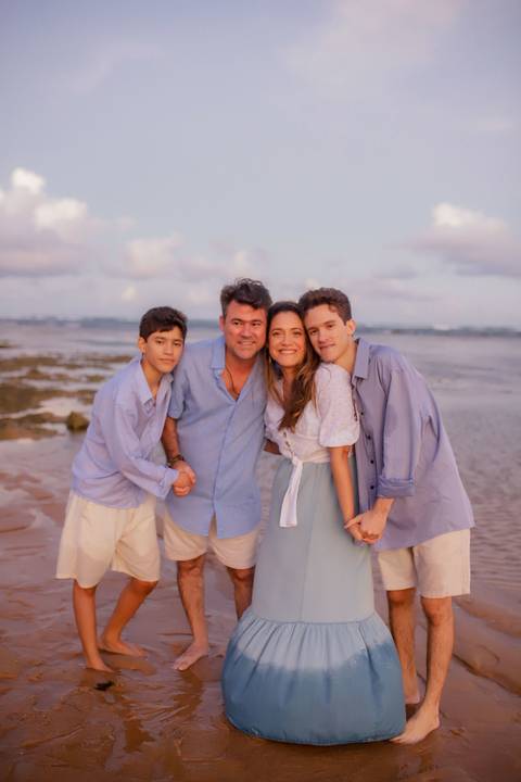 Magia do verão na Bahia: Emocionante ensaio fotográfico de Efrain, Catiana e os filhos em Praia do Forte, destacando a beleza natural e o amor familiar.'
