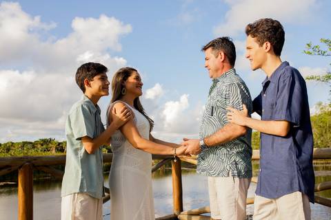 Renovação de votos à beira-mar: Família Efrain celebra o amor em ensaio fotográfico encantador em Praia do Forte, Bahia. Verão 2024 e felicidade em cada clique!'