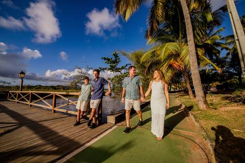 Renovação de votos à beira-mar: Família Efrain celebra o amor em ensaio fotográfico encantador em Praia do Forte, Bahia. Verão 2024 e felicidade em cada clique!'