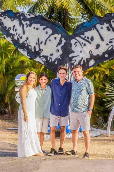 Renovação de votos à beira-mar: Família Efrain celebra o amor em ensaio fotográfico encantador em Praia do Forte, Bahia. Verão 2024 e felicidade em cada clique!'