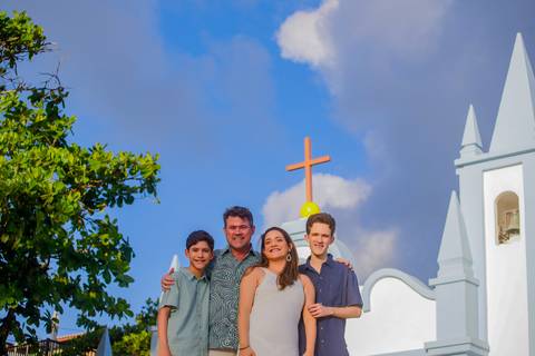 Família radiante em Praia do Forte: Ensaio emocionante sob o sol do verão de 2024, capturando a beleza única deste destino paradisíaco.'