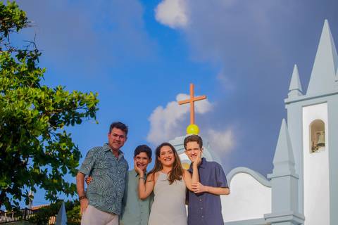 Família radiante em Praia do Forte: Ensaio emocionante sob o sol do verão de 2024, capturando a beleza única deste destino paradisíaco.'