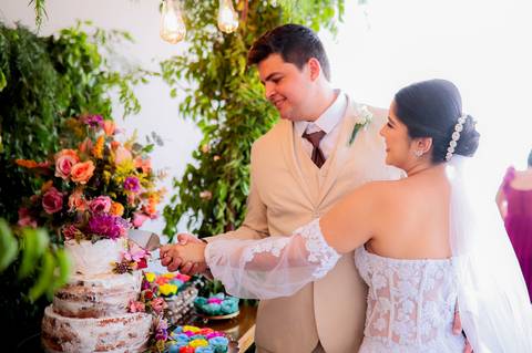 Família e amigos celebrando o amor de Yvilla e Rafael. Um dia especial cheio de felicidade compartilhada. '