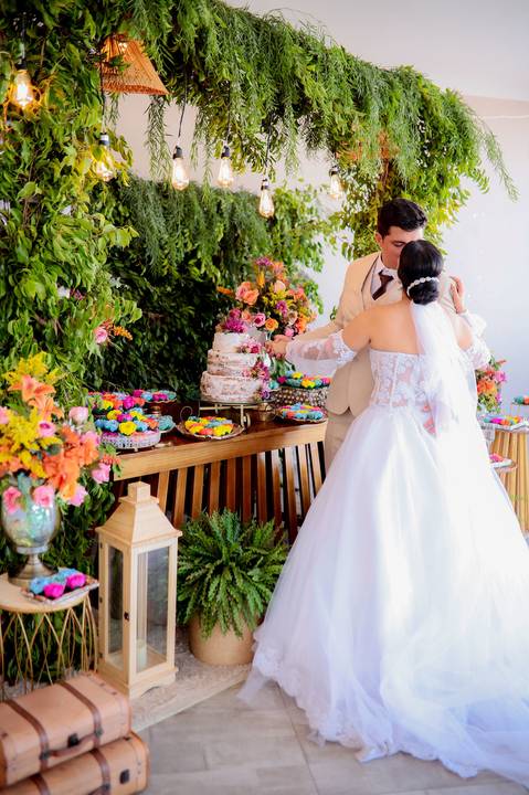 Família e amigos celebrando o amor de Yvilla e Rafael. Um dia especial cheio de felicidade compartilhada. '