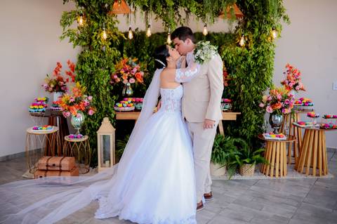 Família e amigos celebrando o amor de Yvilla e Rafael. Um dia especial cheio de felicidade compartilhada. '