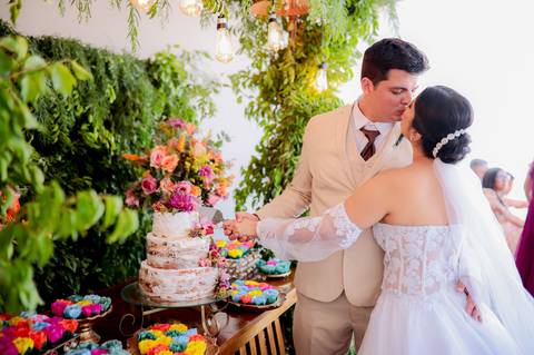 Família e amigos celebrando o amor de Yvilla e Rafael. Um dia especial cheio de felicidade compartilhada. '
