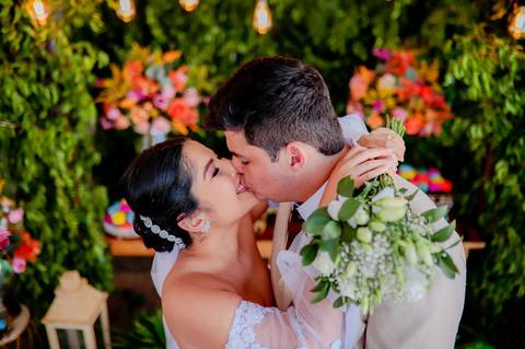 Família e amigos celebrando o amor de Yvilla e Rafael. Um dia especial cheio de felicidade compartilhada. '