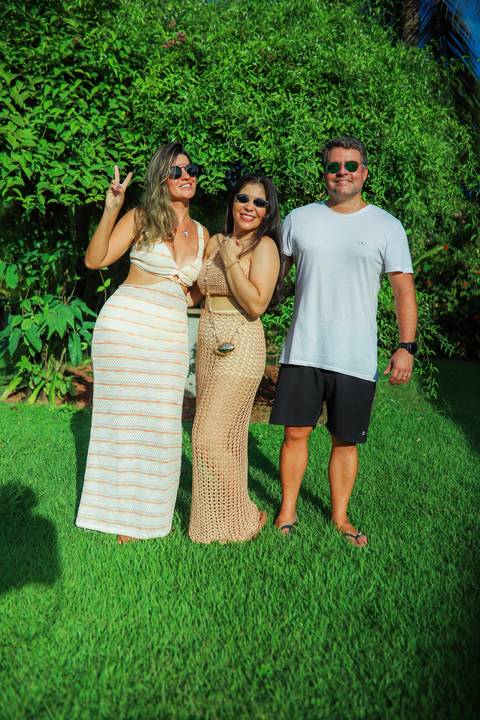 Primavera e celebração: Ayres e a magia registrada em fotos que transmitem calor humano na Praia do Forte Bahia.'