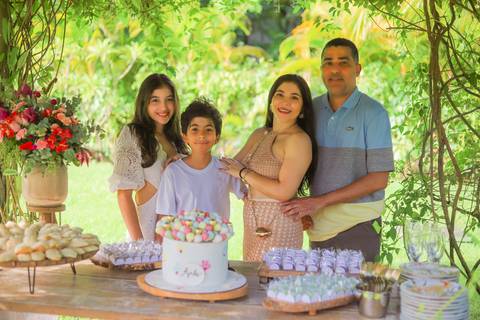 Festa de primavera: momentos especiais e coloridos eternizados nas fotografias do aniversário de Ayres em Guarajuba.'