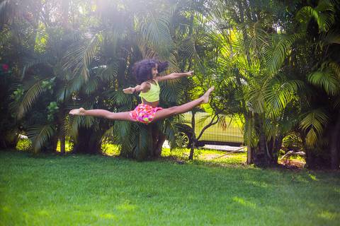 Aniversário ao ar livre: celebração única com amigos e família na Praia do Forte Bahia, registrada em imagens vibrantes'