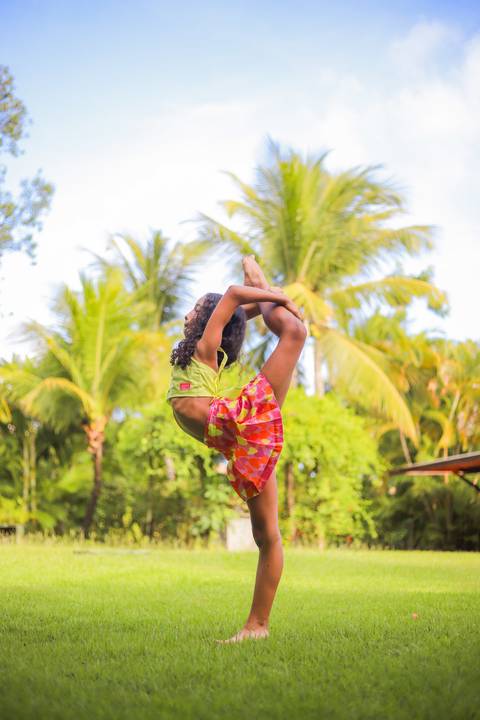 Festa de primavera: momentos especiais e coloridos eternizados nas fotografias do aniversário de Ayres em Guarajuba.'