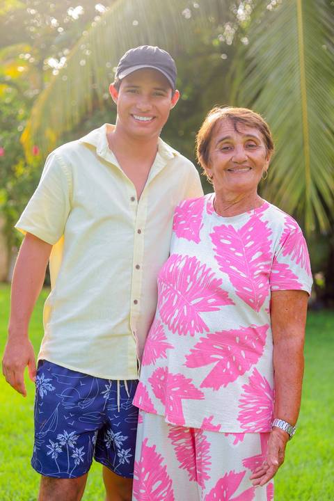 Jardim florido, sorrisos e abraços: uma tarde especial registrada com carinho e emoção em Guarajuba.'