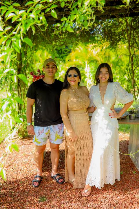 Registro afetivo: uma festa cheia de carinho, eternizada em fotos que contam uma história única na Praia do Forte Bahia.'