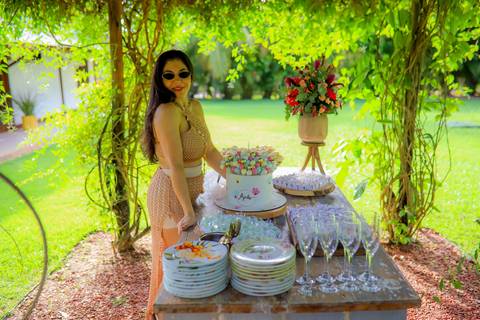 Jardim florido, sorrisos e abraços: uma tarde especial registrada com carinho e emoção em Guarajuba.'