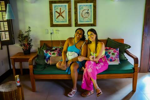 Aniversário ao ar livre: fotos que transmitem a descontração e a festividade do momento na Praia do Forte Bahia.'