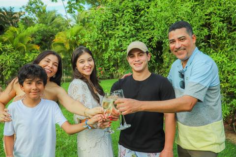 Registro sensitivo: uma tarde cheia de afeto em fotografias que capturam a essência de momentos especiais em Guarajuba.'