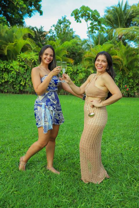Fotografia afetiva: capturando a essência de momentos especiais na celebração de Ayres em Guarajuba.'