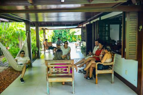 Aniversário ao ar livre: fotos que transmitem a descontração e a festividade do momento na Praia do Forte Bahia.'