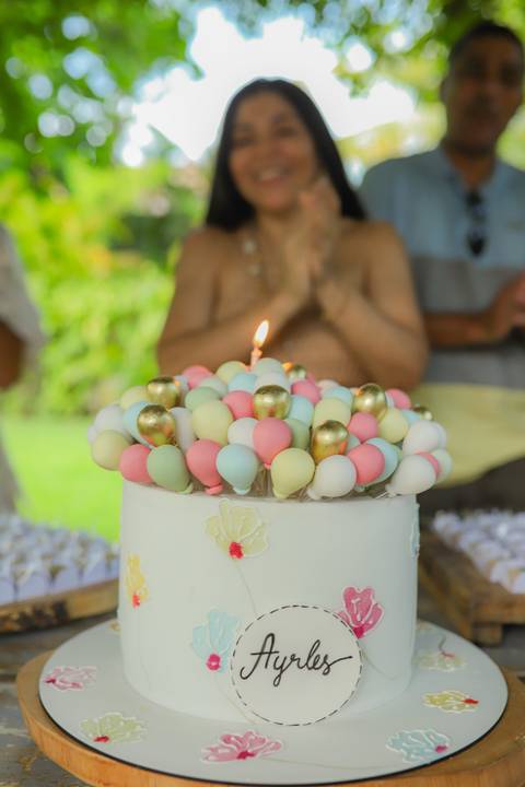 Celebrando a vida: Ayres eternizado em imagens repletas de significado e emoção em Guarajuba.'