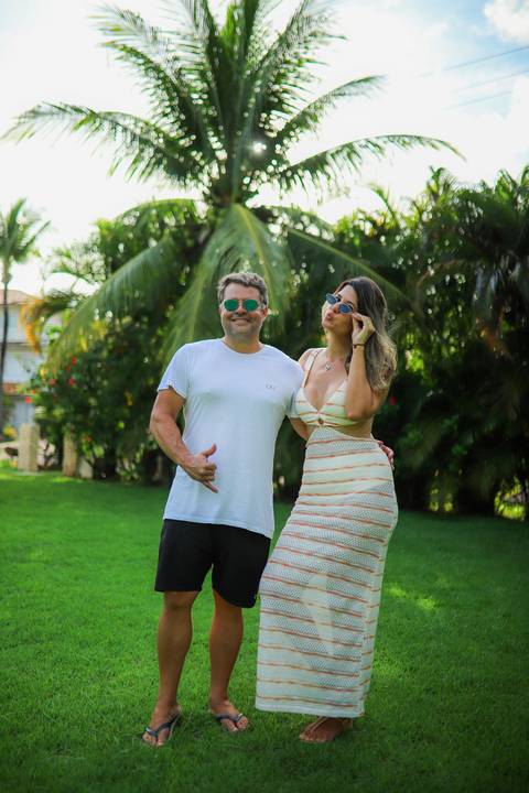 Primavera e celebração: Ayres e a magia registrada em fotos que transmitem calor humano na Praia do Forte Bahia.'