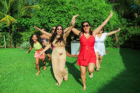 Aniversário animado: Lalinka Couto convida para um ensaio de pura emoção e celebração em Guarajuba.'