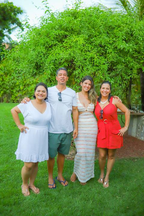 Fotografia afetiva: capturando a essência de momentos especiais na celebração de Ayres em Guarajuba.'