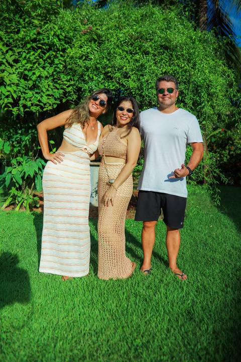 Primavera e celebração: Ayres e a magia registrada em fotos que transmitem calor humano na Praia do Forte Bahia.'