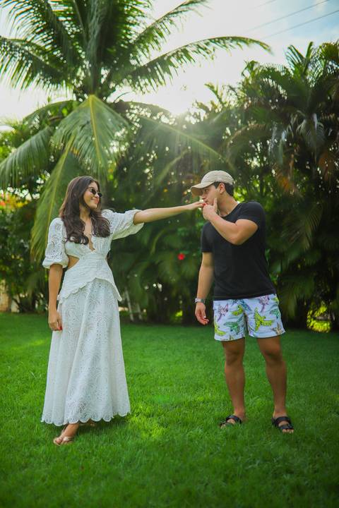 Primavera e celebração: Ayres e a magia registrada em fotos que transmitem calor humano na Praia do Forte Bahia.'