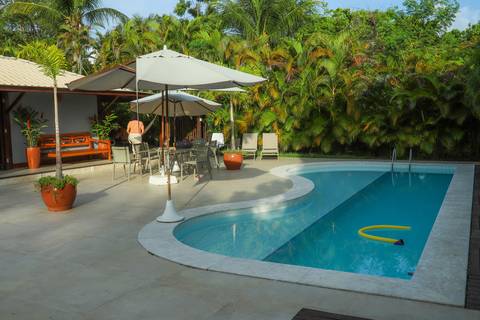 Aniversário ao ar livre: fotos que transmitem a descontração e a festividade do momento na Praia do Forte Bahia.'