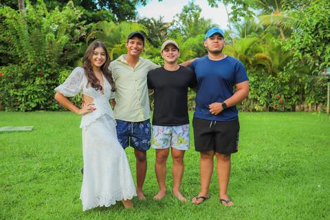 Fotografia afetiva: capturando a essência de momentos especiais na celebração de Ayres em Guarajuba.'