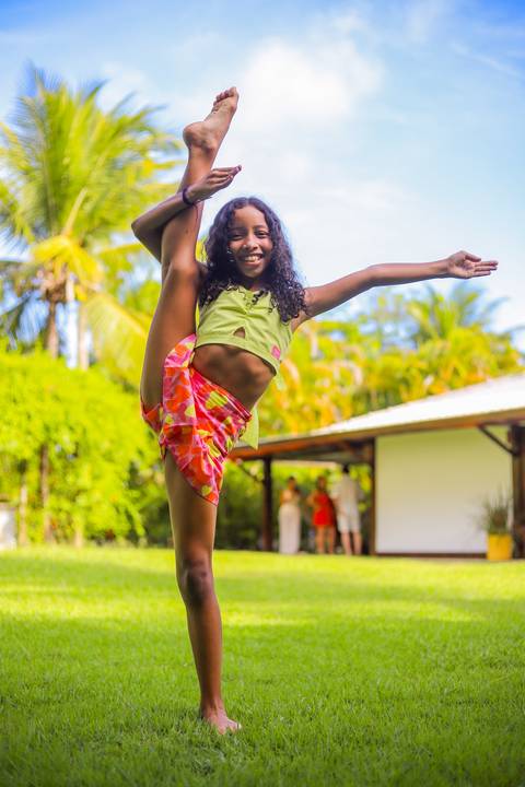 Festa de primavera: momentos especiais e coloridos eternizados nas fotografias do aniversário de Ayres em Guarajuba.'