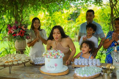 Celebrando a vida: Ayres eternizado em imagens repletas de significado e emoção em Guarajuba.'