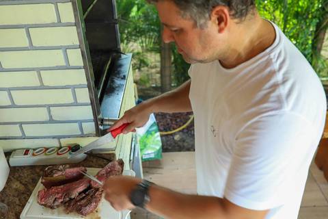 Capturando a essência: Lalinka Couto registra instantes de afeto e conexão em cada clique na Praia do Forte Bahia.'