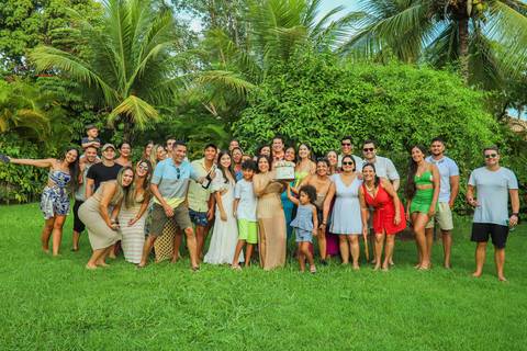 Celebrando a vida: Ayres eternizado em imagens repletas de significado e emoção em Guarajuba.'