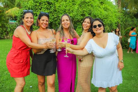 Fotografia afetiva: capturando a essência de momentos especiais na celebração de Ayres em Guarajuba.'