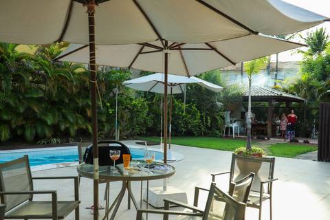 Capturando a essência: Lalinka Couto registra instantes de afeto e conexão em cada clique na Praia do Forte Bahia.'