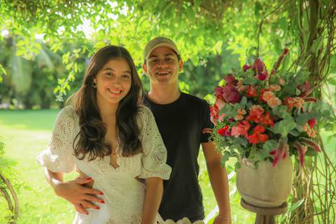 Aniversário ao ar livre: fotos que transmitem a descontração e a festividade do momento na Praia do Forte Bahia.'