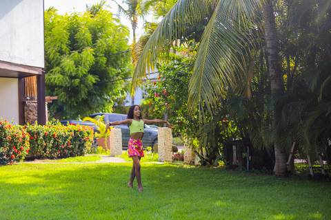 Aniversário ao ar livre: celebração única com amigos e família na Praia do Forte Bahia, registrada em imagens vibrantes'