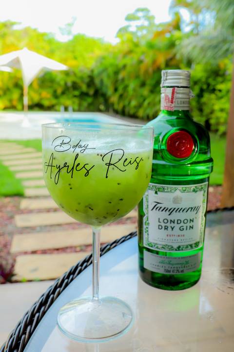 Capturando a essência: Lalinka Couto registra instantes de afeto e conexão em cada clique na Praia do Forte Bahia.'