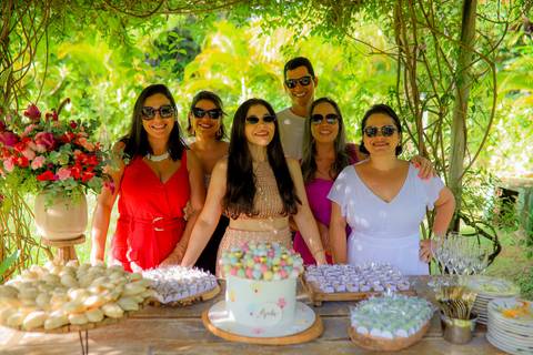 Registro afetivo: uma festa cheia de carinho, eternizada em fotos que contam uma história única na Praia do Forte Bahia.'