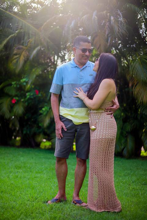 Amor e alegria capturados: o aniversário de Ayres imortalizado em fotos cheias de significado na Praia do Forte Bahia'