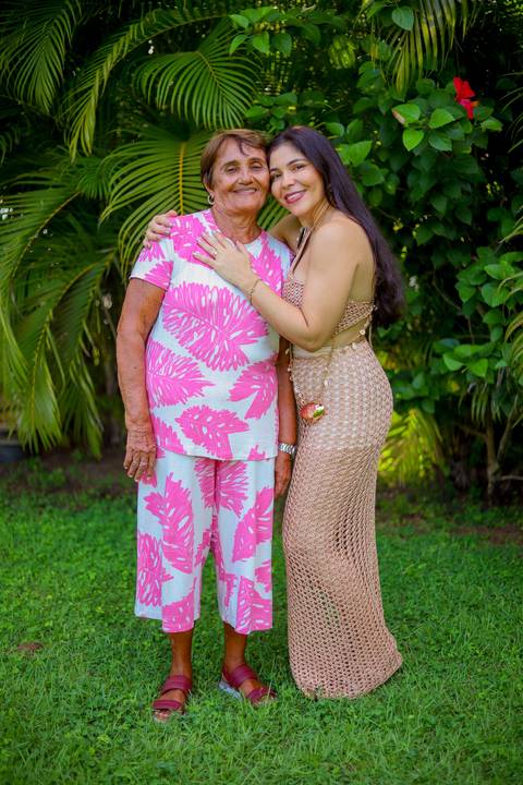 Jardim florido, sorrisos e abraços: uma tarde especial registrada com carinho e emoção em Guarajuba.'