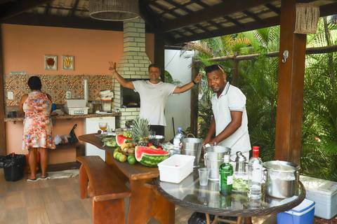 Aniversário ao ar livre: fotos que transmitem a descontração e a festividade do momento na Praia do Forte Bahia.'