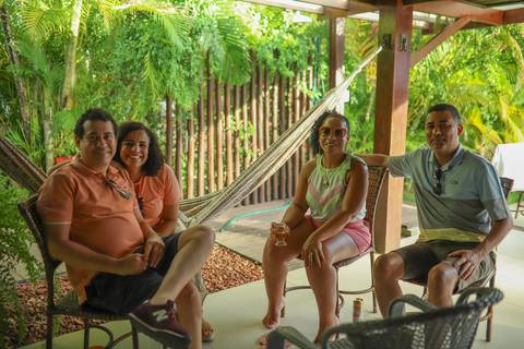 Capturando a essência: Lalinka Couto registra instantes de afeto e conexão em cada clique na Praia do Forte Bahia.'