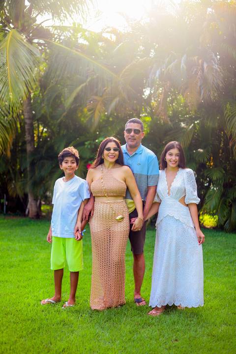 Amor e alegria capturados: o aniversário de Ayres imortalizado em fotos cheias de significado na Praia do Forte Bahia'