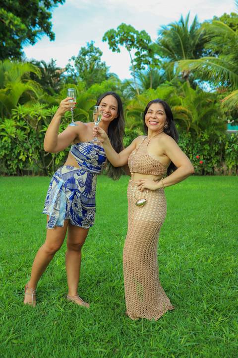 Fotografia afetiva: capturando a essência de momentos especiais na celebração de Ayres em Guarajuba.'