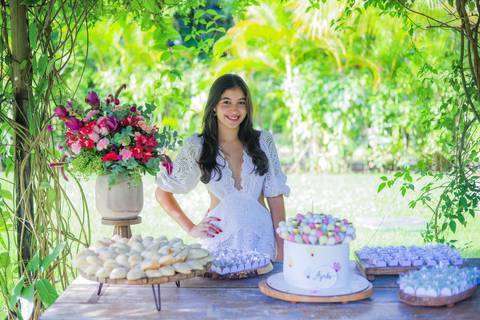 Aniversário ao ar livre: celebração única com amigos e família na Praia do Forte Bahia, registrada em imagens vibrantes'