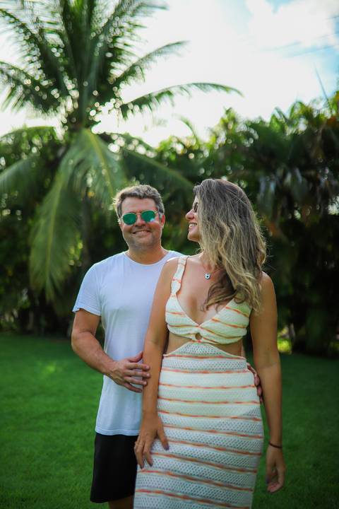 Primavera e celebração: Ayres e a magia registrada em fotos que transmitem calor humano na Praia do Forte Bahia.'