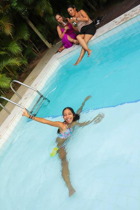 Capturando a essência: Lalinka Couto registra instantes de afeto e conexão em cada clique na Praia do Forte Bahia.'