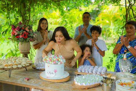 Celebrando a vida: Ayres eternizado em imagens repletas de significado e emoção em Guarajuba.'